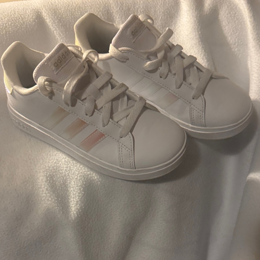 Adidas Kids Sneakers in White and Light Pink